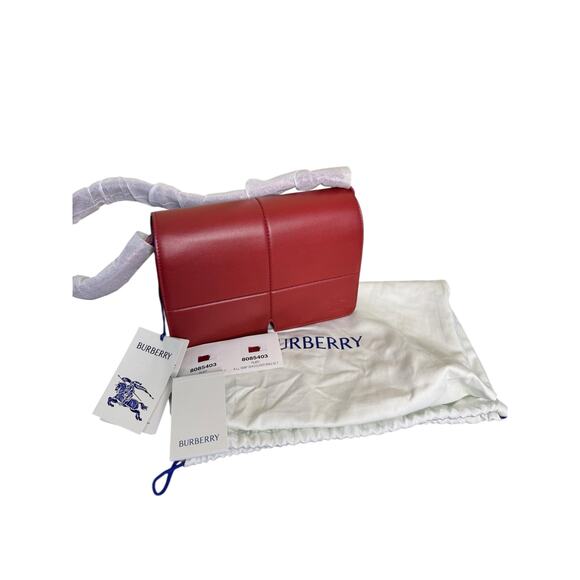 Burberry NWT Snip Leather Shoulder Bag in Ruby - Picture 4 of 16